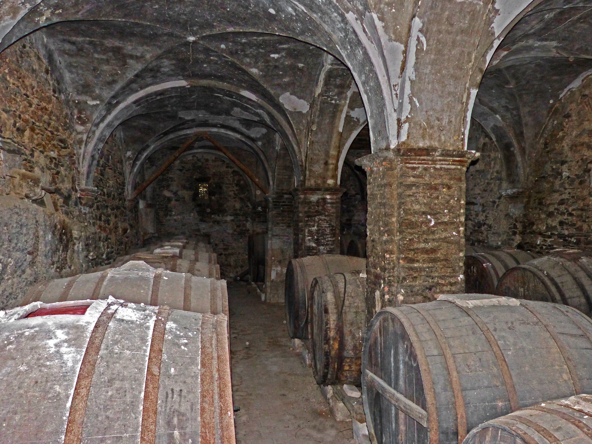 Produzione del vino - igiene cantina vecchia