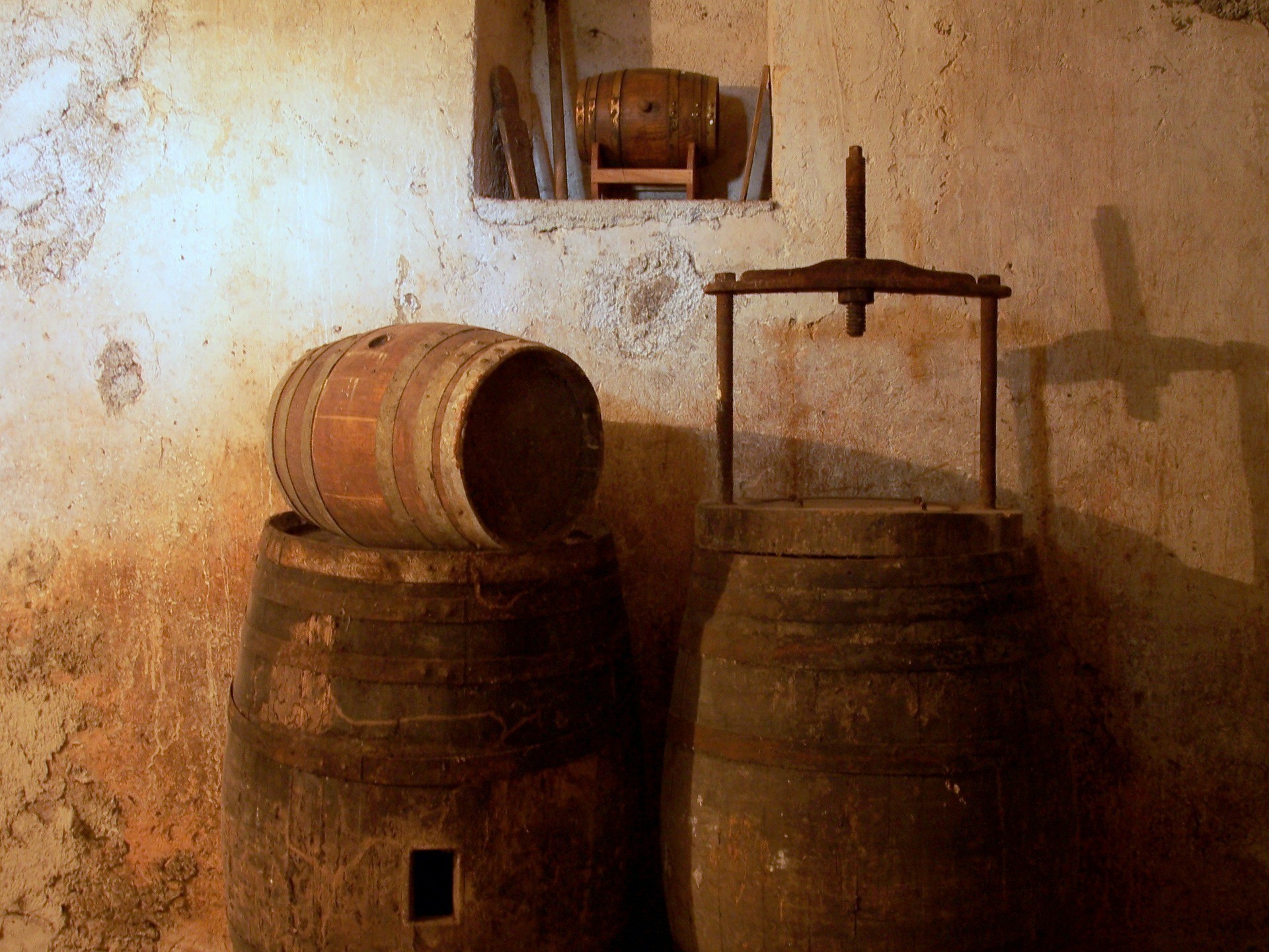 Affinamento del vino nelle Botti in cantina