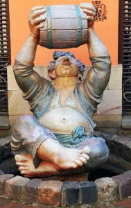 Statua di bevitore di vino obeso